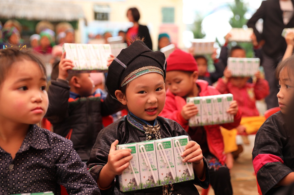 Nhờ Quỹ sữa Vươn cao Việt Nam, học sinh tại Trường mầm non Thu Tà sẽ được uống sữa đều đặn mỗi ngày đến lớp. Ảnh: Vinamilk