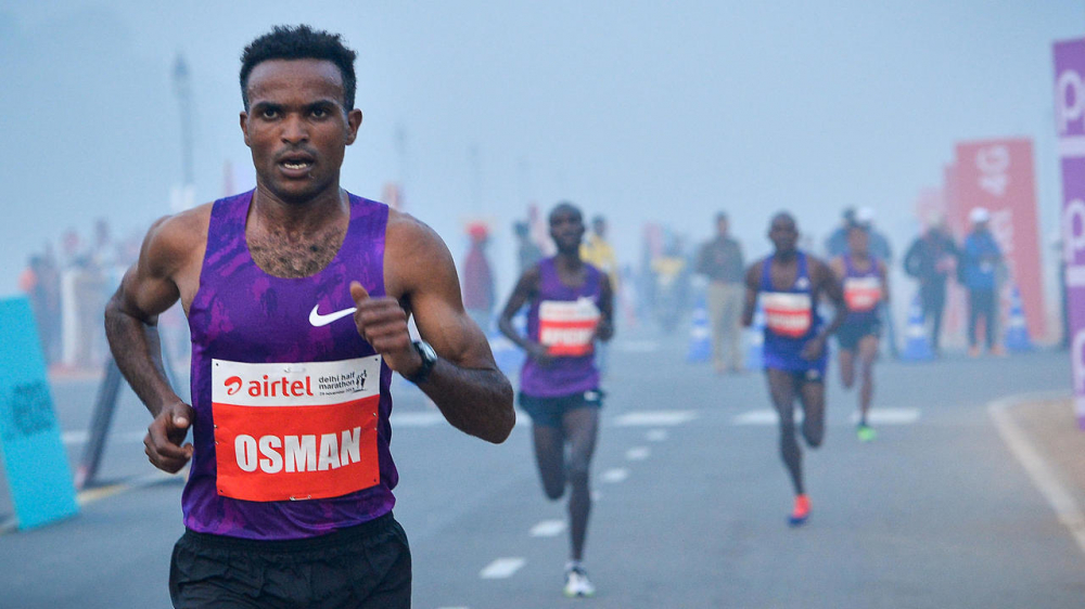 Ô nhiễm không khí bao trùm các đường chạy cuộc thi bán marathon ở Delhi các năm trước - Ảnh: AFP