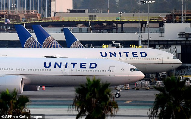 Các máy bay của United Airlines bắt đầu vận chuyển lô hàng vắc-xin đầu tiên hôm 27/11.