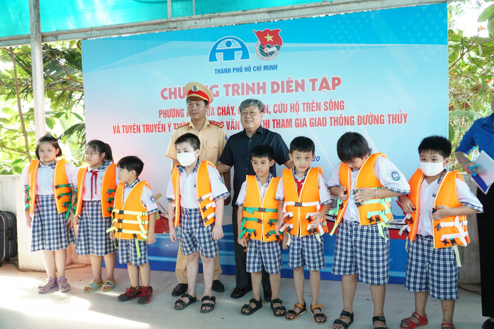 Ông Nguyễn Ngọc Đường, Phó Trưởng ban chuyên trách Ban ATGT Thành phố tặng 50 áo phao cho học sinh