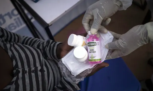 Một y tá tiêm thuốc kháng vi rút và thuốc kháng virus cho một bệnh nhân ở Nam Phi. Đại dịch đã làm gián đoạn việc cung cấp thuốc cho nhiều người trong số hơn 24 triệu người dùng chúng. Ảnh: Bram Janssen / AP