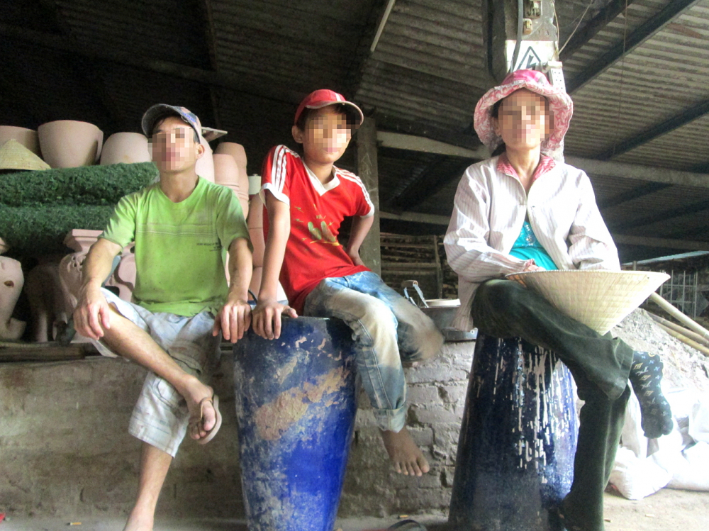 Một đứa trẻ làm việc nặng nhọc trong một lò gốm sứ ở P.Lái Thiêu, TP.Thuận An, tỉnh Bình Dương - Ảnh: S.VINH