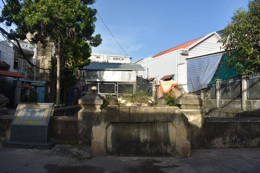 Mộ của Tiền hiền Tạ Dương Minh - người sáng lập Chợ Thủ Đức. Năm 2007, Mộ được UBND TPHCM công nhận là Di tích Kiến trúc nghệ thuật cấp thành phố.