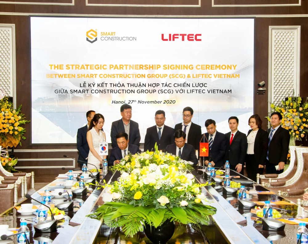 Ông Lê Văn Nam - CEO SCG và ông You Kyung Nam - Chủ tịch Tập đoàn LIFTEC ký kết thỏa thuận hợp tác chiến lược. Ảnh: SCG cung cấp