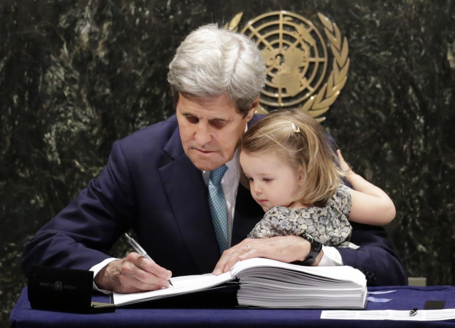 Ngoại trưởng Mỹ thời đó là John Kerry bế cháu gái khi ông ký Thỏa thuận khí hậu Paris vào năm 2016 - Ảnh: AP