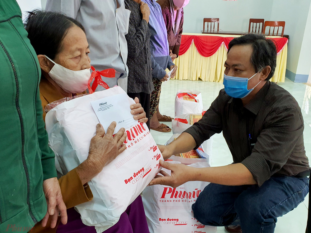 Nhà báo Lê Trung Việt - Trưởng văn phòng Báo Phụ Nữ TPHCM tại Đà Nẵng - trao quà hỗ trợ người dân xã Nghĩa Kỳ, huyện Tư Nghĩa
