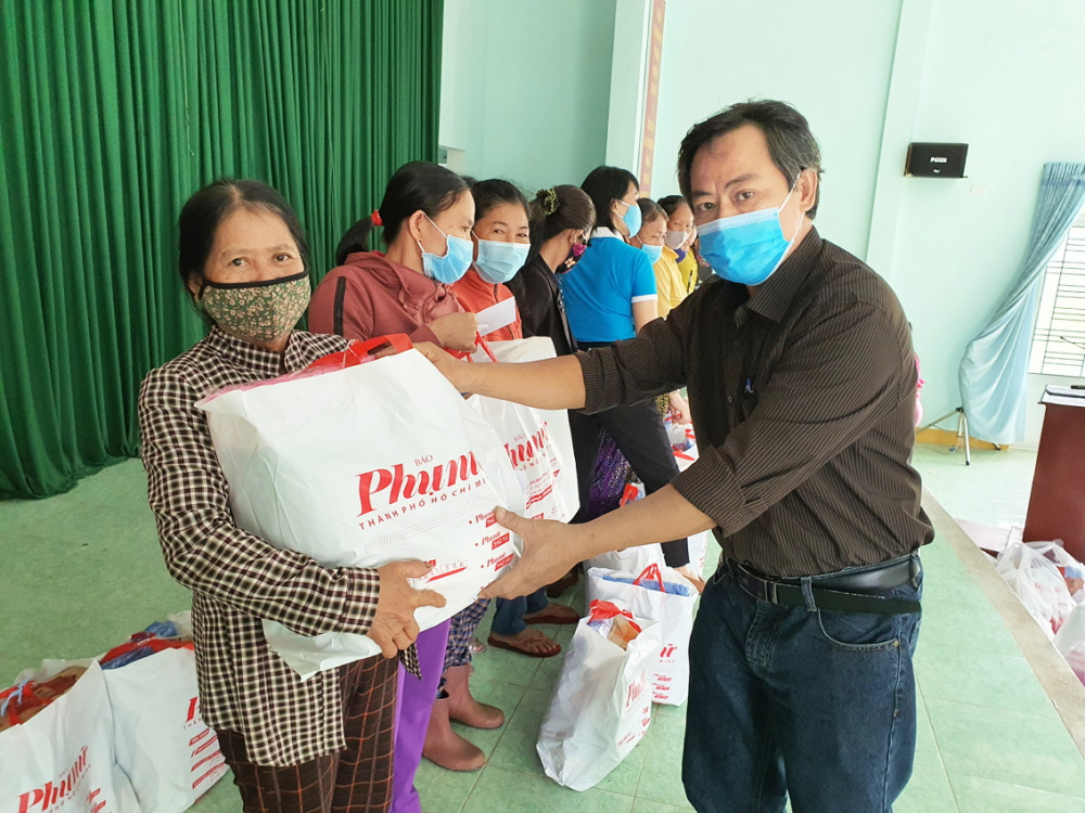 Nhà báo Lê Trung Việt - Trưởng văn phòng Báo Phụ Nữ TP.HCM tại Đà Nẵng - trao quà cho người dân Quảng Ngãi