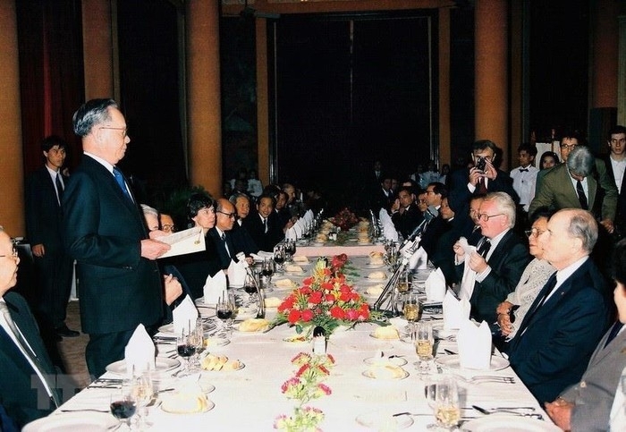  Chủ tịch nước Lê Đức Anh phát biểu tại tiệc chiêu đãi Tổng thống Pháp François Mitterrand sang thăm chính thức Việt Nam, tối 9/2/1993, tại Phủ Chủ tịch. Ông Mitterrand là nguyên thủ quốc gia phương Tây đầu tiên tới Việt Nam kể từ năm 1954