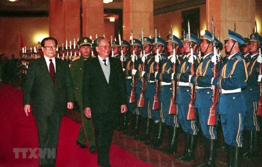 Chủ tịch nước Lê Đức Anh và Chủ tịch Trung Quốc Giang Trạch Dân duyệt đội danh dự tại lễ đón ở Đại Lễ đường nhân dân, Bắc Kinh ngày 9/11/1993, trong chuyến thăm hữu nghị chính thức Trung Quốc từ 9-15/11/1993 - Ảnh: TTXVN