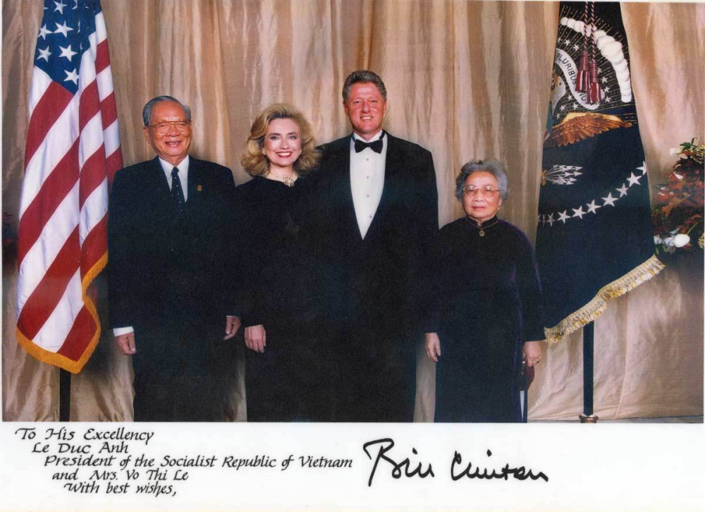 Chủ tịch nước Lê Đức Anh và phu nhân chụp ảnh cùng vợ chồng Tổng thống Bill Clinton