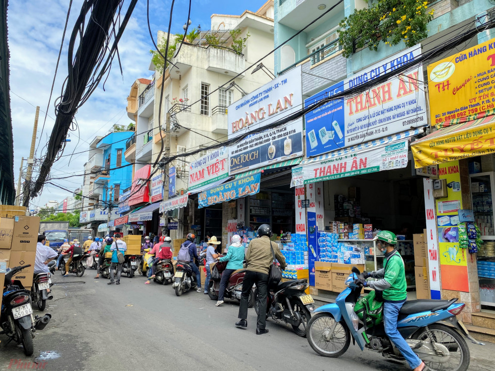 Theo một người bán tại khu vực này, do người dân có tâm lý lo ngại bùng dịch nên trong hôm nay lượng bán tăng đột biến, đặt biệt nhân viên đóng hàng cho các mối quen, gọi đặt hàng không kịp trở tay, tuy nhiên do có hợp đồng số lượng lớn với đơn vị sản xuất nên nguồn cung lớn, giá đến hiện tại chưa vẫn chưa quá biến động.