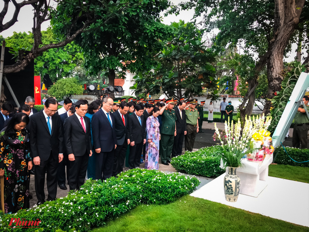 Lãnh đạo Thành phố đến dâng hương, dâng hoa trước phần mộ Chủ tịch nước, Đại tướng Lê Đức Anh