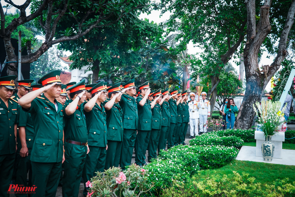 Cán bộ chiến sĩ Lực lượng vtrang Thành phố do Thiếu tướng Nguyễn Văn Nam - Bộ Tư lệnh TPHCM dẫn Đoàn thành kính dâng hương.