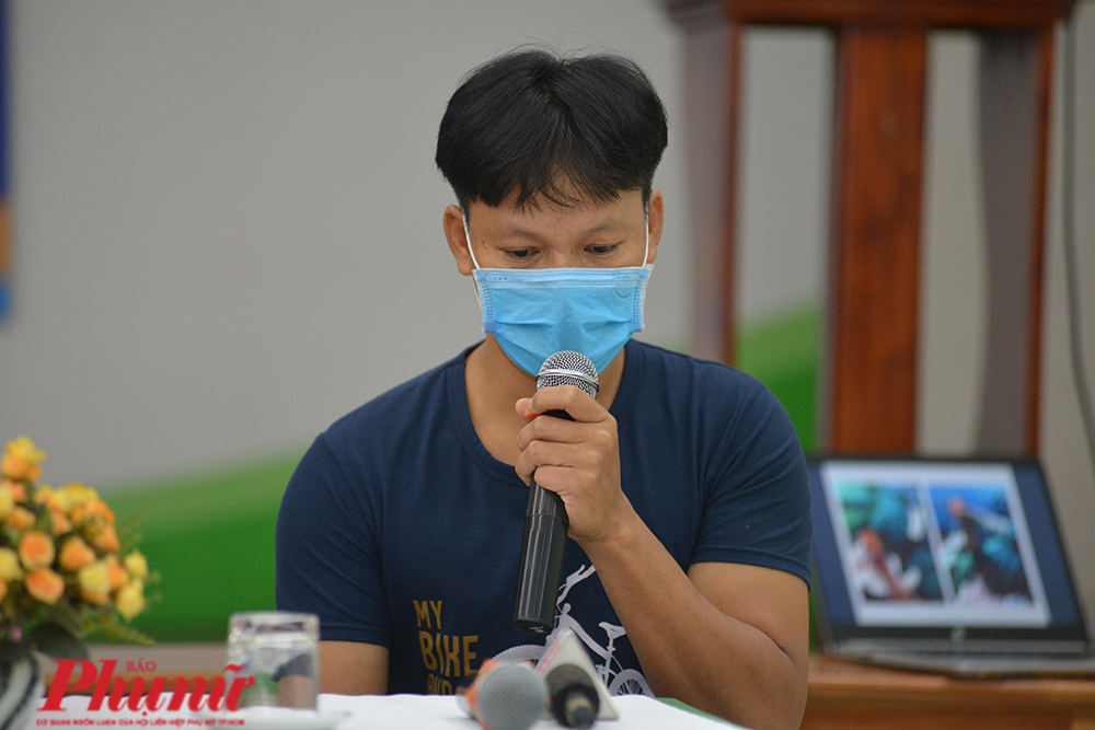 Anh Nguyễn Văn Lợi - cha của em H. vẫn còn bàng hoàng khi nhớ cảnh con gái mình được chở về nhà trong tình trạng mất cánh tay phải