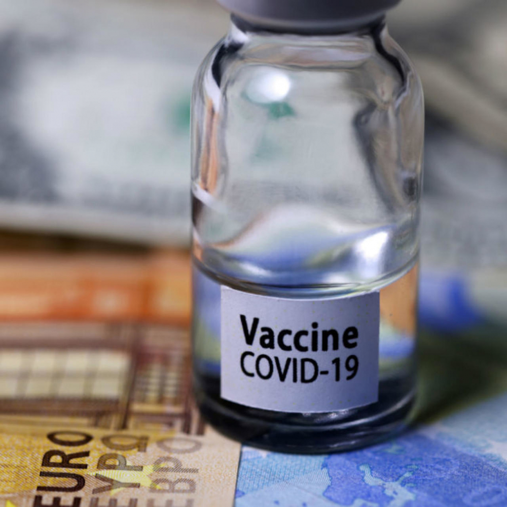 Chính phủ Pháp đã đề ra chương trình tiêm chủng vắc-xin 5 bước cho người dân nước này – bắt đầu từ tháng 4/2021 - Ảnh: AFP