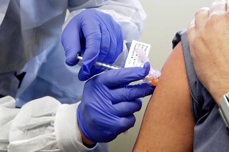 CDC tiết lộ danh sách ưu tiên tiêm chủng vắc-xin COVID-19 là nhân viên y tế và cư dân nhà dưỡng lão - Ảnh: AP