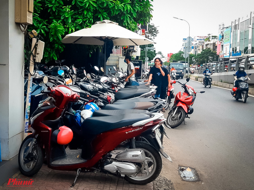 Vỉa hè nhỏ hẹp, bãi giữ xe trước quán cà phê tại số 11, đường Nguyễn Oanh, phường 10, quận Gò Vấp đã lấy sạch phần đất vỉa hè