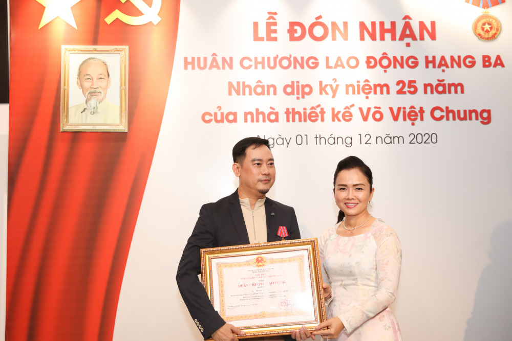 Tối 1/12, NTK Võ Việt Chung đã tổ chức lễ đón nhận Huân chương Lao Động hạng ba nhân dịp sinh nhật của mình. Đây là phần thưởng cực kỳ có ý nghĩa với những đóng góp mà anh đã dành cho thời trang Việt Nam trong suốt 25 năm làm nghề.