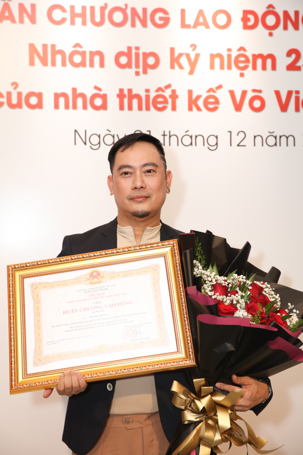 Tâm sự về sự kiện đặc biệt lần này, NTK Võ Việt Chung nói: “Phần thưởng này vừa là niềm vui nhưng cũng vừa là động lực để tôi tiếp tục sáng tạo thêm nhiều giá trị cho ngành thời trang. Nhất là tôi vẫn muốn lan tỏa thêm những thông điệp ý nghĩa về tà áo dài đến với mọi người và bạn bè quốc tế”.