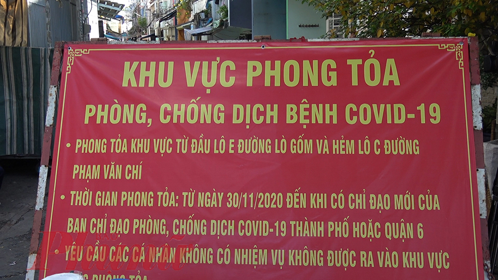 Ngay lối phong tỏa ở các hẻm của quận 6 đều có bảng thông báo chi tiết cho người dân.