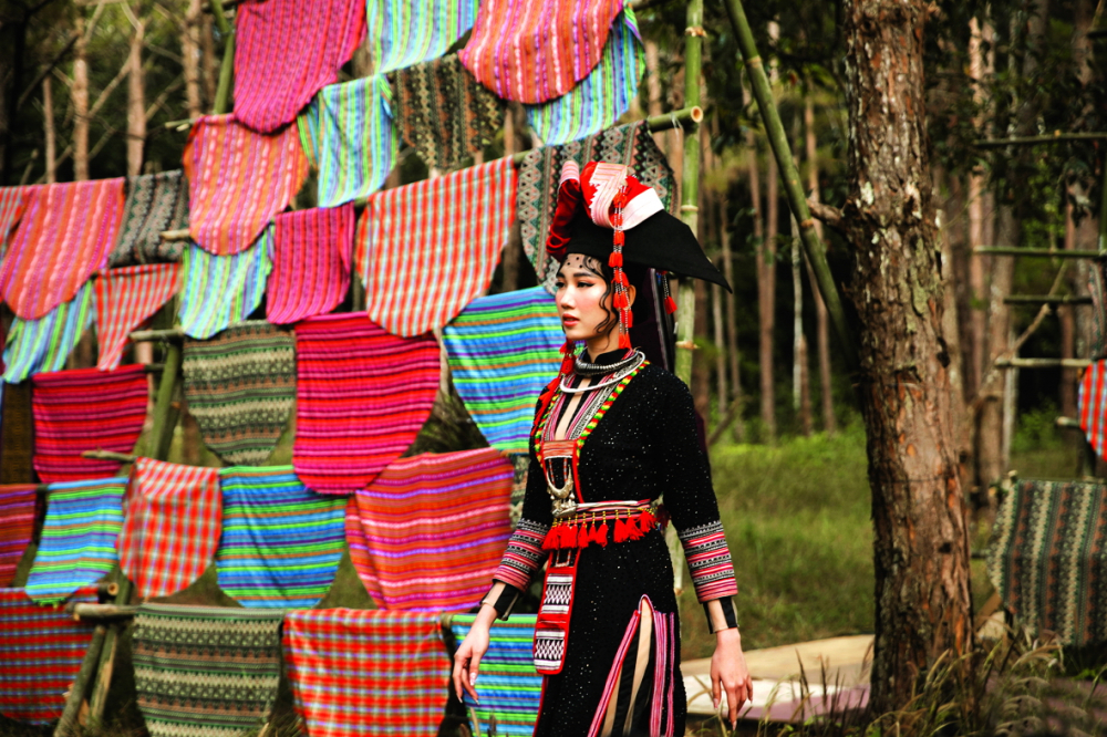 Mẫu thiết kế của Lý Quí Khánh trong show diễn Hương rừng sắc núi tại Đắk Nông
