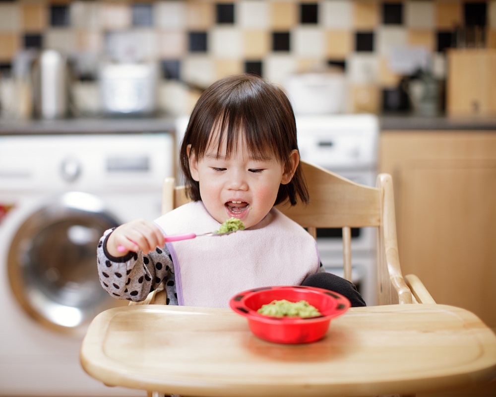 Mẹ có thể trổ tài làm đầu bếp thay đổi cháo, bún, miến ... để bé bớt nhàm chán và hào hứng hơn với việc ăn uống. Ảnh: Shutterstock