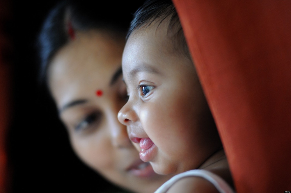 Ở Ấn Độ - quốc gia đông dân thứ 2 thế giới, việc sinh con, đặc biệt là con trai như cách đảm bảo tương lai dòng dõi gia đình, vẫn là lối tư duy định kiến đang gây sức ép với nhiều phụ nữ. (Ảnh: AsiaMedia)