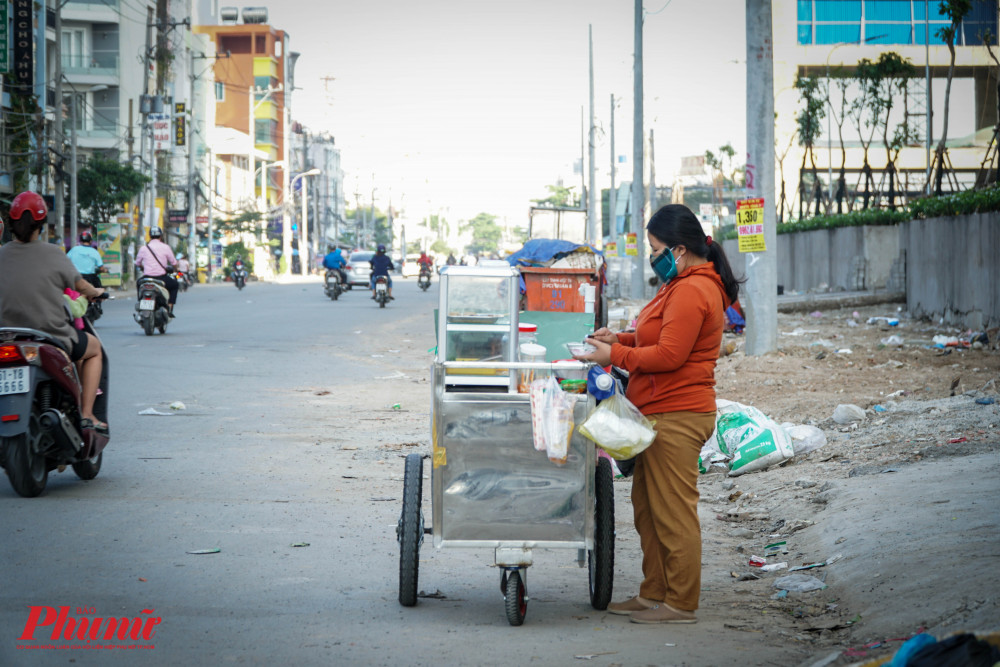 Các tiểu thương kinh doanh thức ăn nhanh ngoài lề dường cũng đã tự trang bị khẩu trang cho riêng mình