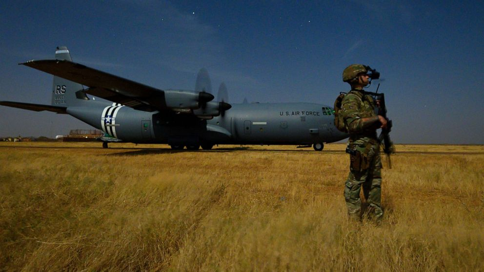 Máy bay vận tải quân sự của Mỹ dỡ hàng và xếp hàng ở Somalia - Ảnh: Lực lượng đặc nhiệm hỗn hợp