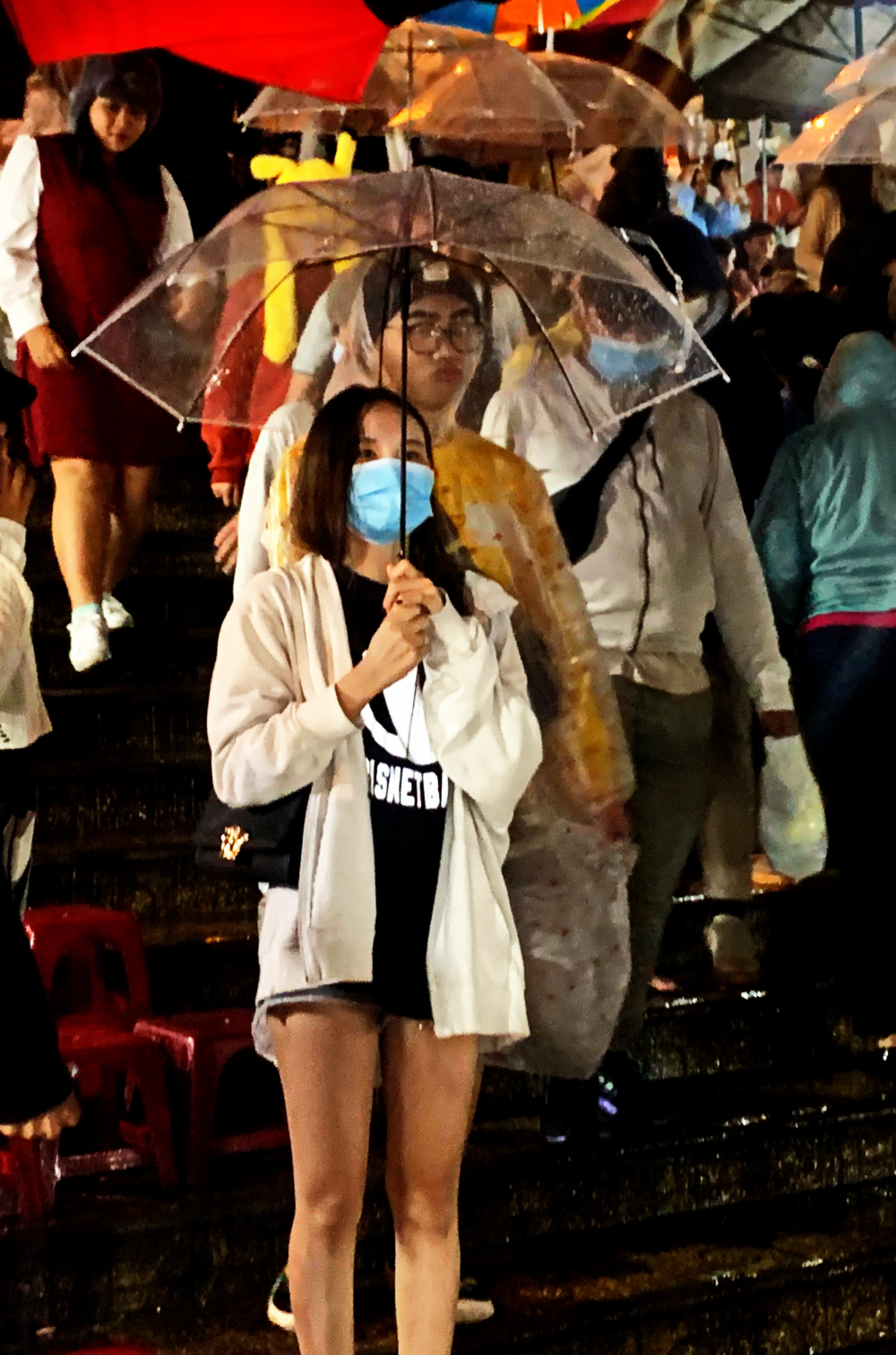 Đôi bạn trẻ với dù trong suốt