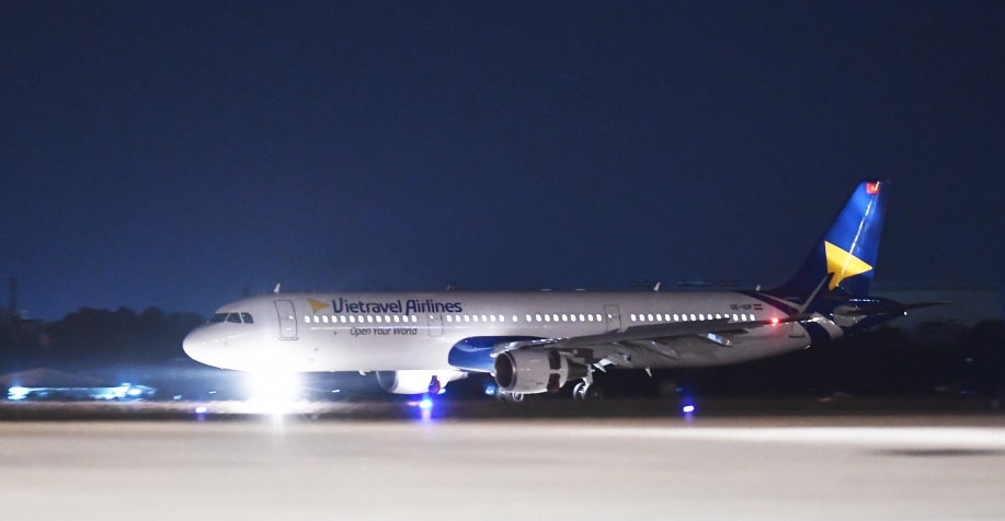 Chiếc máy bay Airbus A321CEO đầu tiên của hãng hàng không Vietravel Airlines đáp xuống sân bay Tân Sơn Nhât (TPHCM) rạng sáng 5/12. Ảnh: Vietravel Airlines