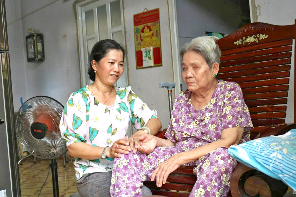 Chị Trang kề cận chăm sóc má chồng từ ngày bà đau bệnh, đi lại khó khăn