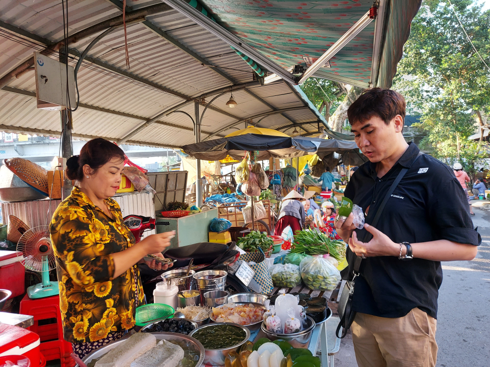 TS.Lê Hồng Phước trong một chuyến điền dã thu thập tài liệu.