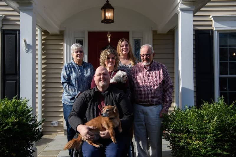 Các thế hệ gia đình Marcoux trước ngôi nhà của họ ở Potomac, Maryland. Ảnh chụp ngày 3/12/2020 - Ảnh: AFP