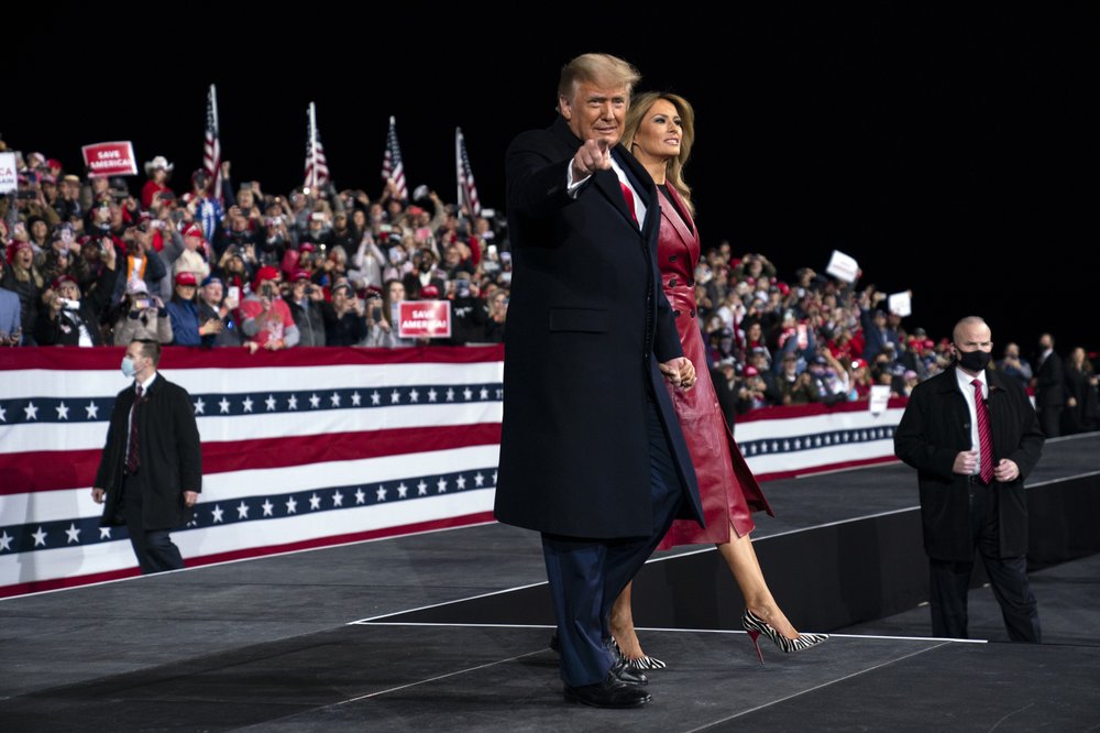 Tổng thống Donald Trump xuất hiện tại bang Georgia để vận động tranh cử cho các thượng nghị sĩ Đảng Cộng hòa Kelly Loeffler và David Perdue.