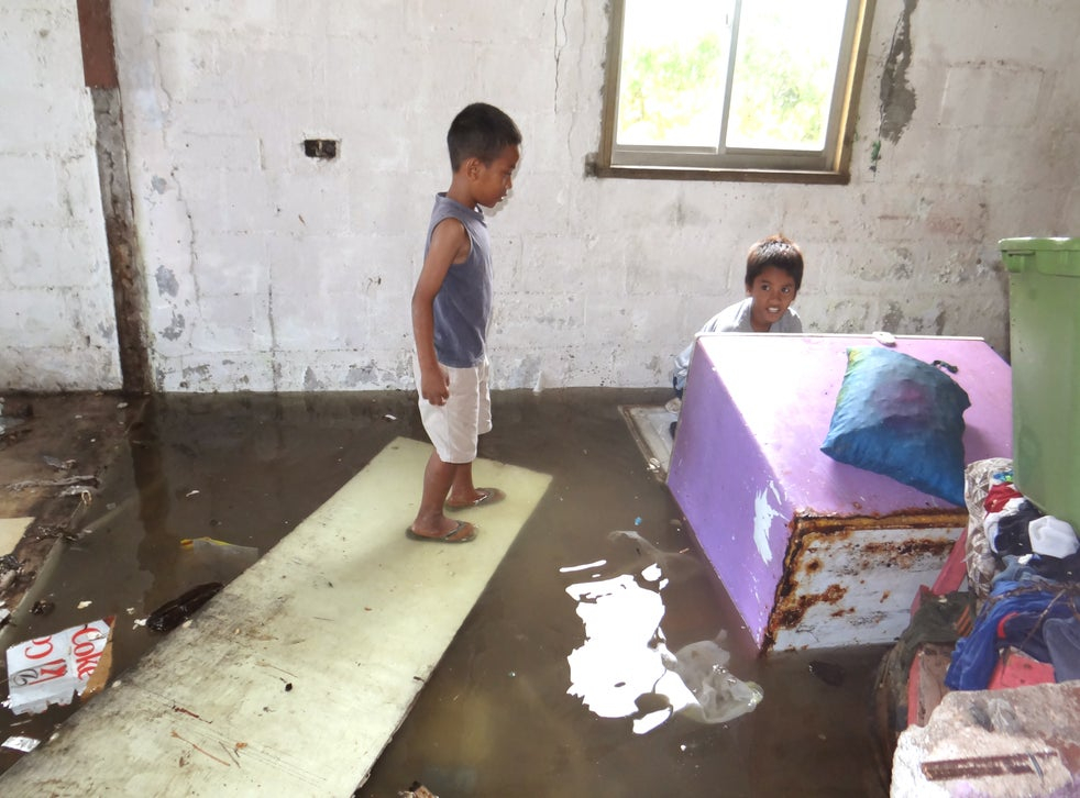 Trẻ em đã quen với cảnh ngập lụt trên Quần đảo Marshall, một quốc gia ở Thái Bình Dương dễ bị ảnh hưởng nhất bởi nước biển dâng do biến đổi khí hậu - Ảnh: AFP/Getty Images