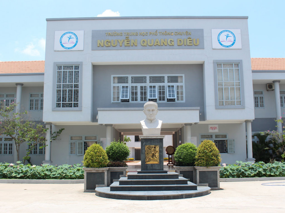Trường Trung học phổ thông chuyên Nguyễn Quang Diêu, nơi em học sinh T. đang theo học