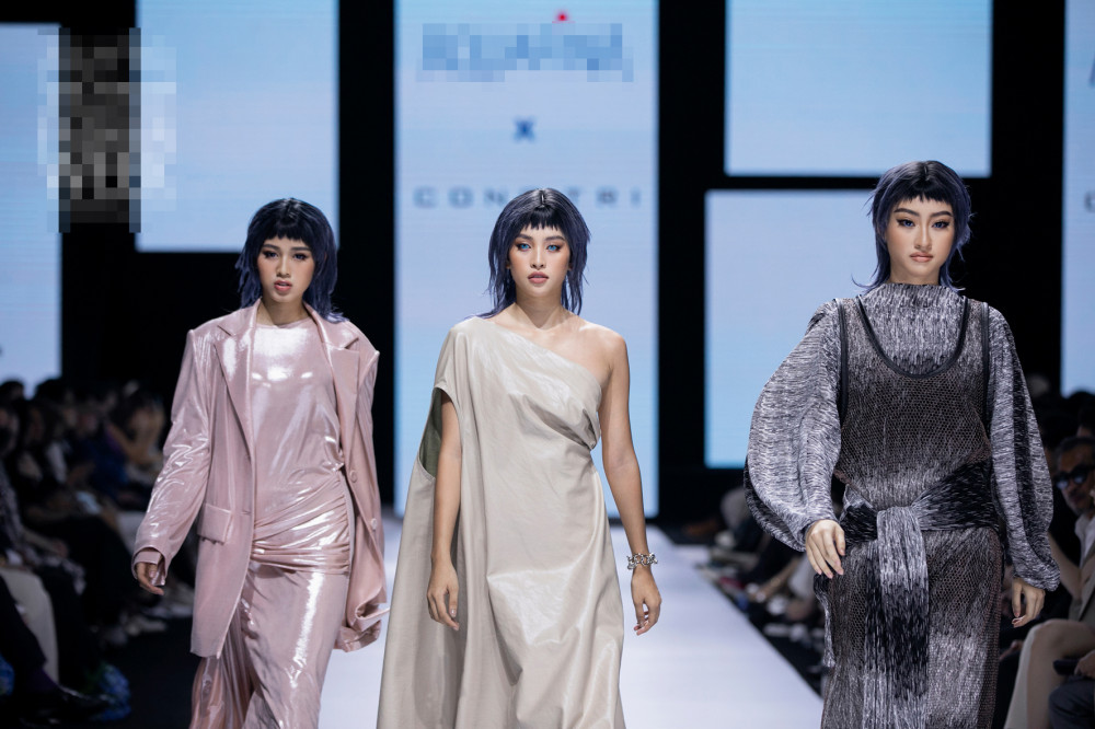 Trong màn trình diễn này, vì kỹ năng catwalk còn khá yếu nên Đỗ Thị Hà bị lệch nhịp hẳn so với Tiểu Vy và Lương Thuỳ Linh.