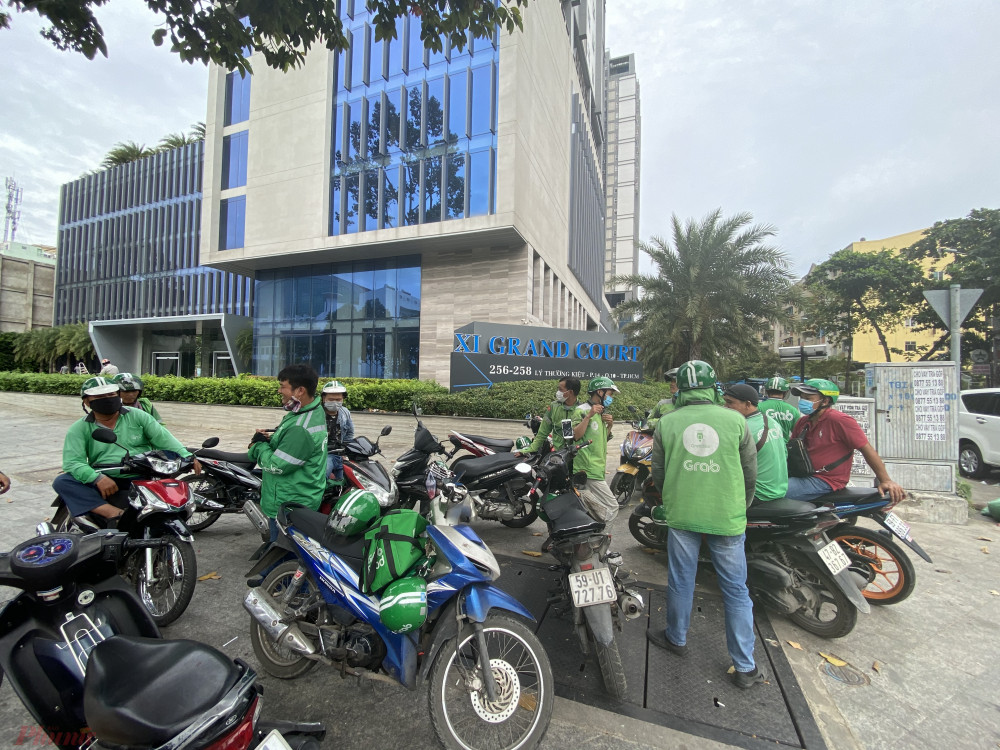Đến đầu giờ chiều ngày 7/12, nhiều tài xế Grabbike vẫn còn tập trung tại đường Lý Thường Kiệt (quận 10, TPHCM) để phản đối cách tính giá mới của Grab. Ảnh: Quốc Thái