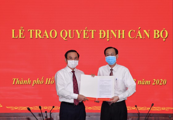 Bí thư Thành ủy TPHCM Nguyễn Văn Nên trao quyết định cho ông Lê Thanh Liêm