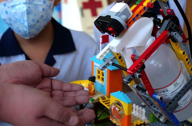 Các học sinh Đài Loan chế tạo máy khử trùng tay từ gạch lắp ghép lego.