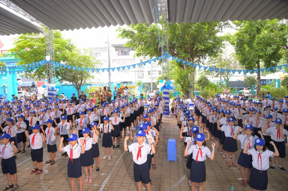 Các em không khỏi phấn khích khi được hướng dẫn điệu nhảy uống sữa vui nhộn khó quên. Ảnh: CGHL cung cấp