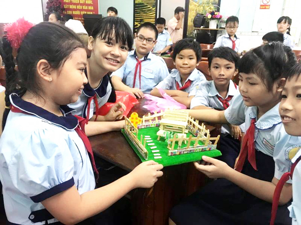 Học sinh lắp ráp sản phẩm từ tre nứa trong lớp học của thầy  Vũ Hoàng Sơn
