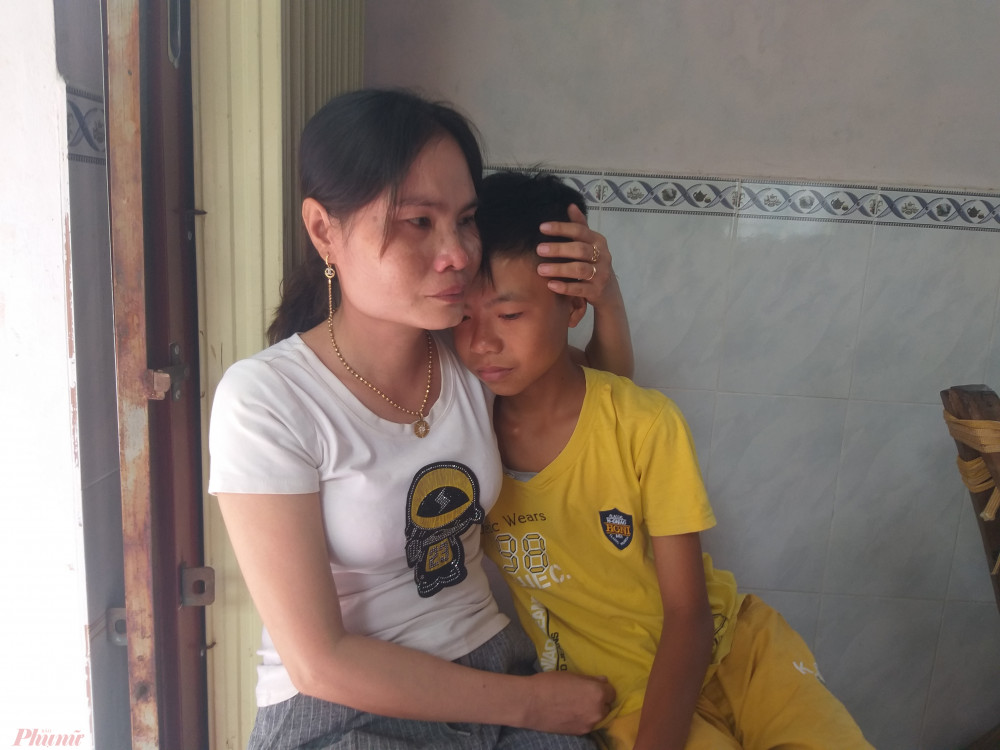 2 mẹ con chị Nguyễn Hằng Ni và Phan Thanh Ngoan khóc nức nở khi gặp lại nhau, sau gần 6 ngày sóng gió
