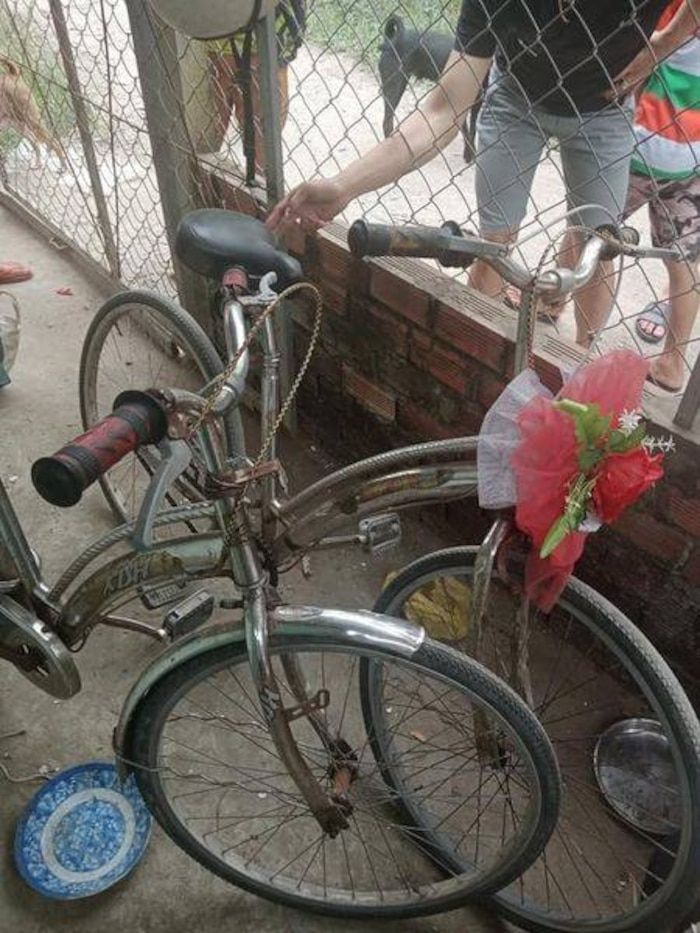 2 chiếc xe đạp cũ mòn được 3 đứa trẻ sử dụng cho hành trình tìm mẹ gần 400km 