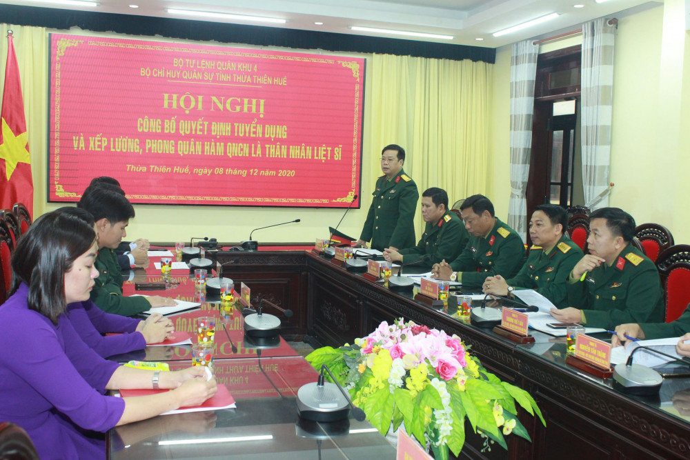 Thượng tá Ngô Nam Cường, UVTV Tỉnh ủy, Chỉ huy trưởng Bộ CHQS tỉnh phát biểu giao nhiệm vụ cho 2 quân nhân