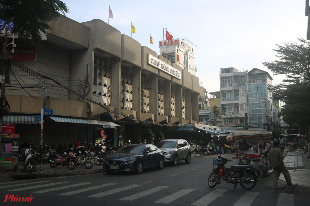 Đường Đinh Lễ và chợ Xóm Chiếu nhìn từ đường Lê Thạch