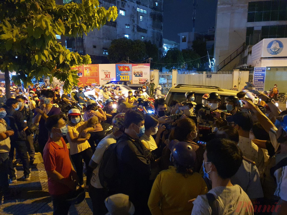 Hàng trăm người dân túc trực trước nhà tang lễ Nguyễn Tri Phương.
