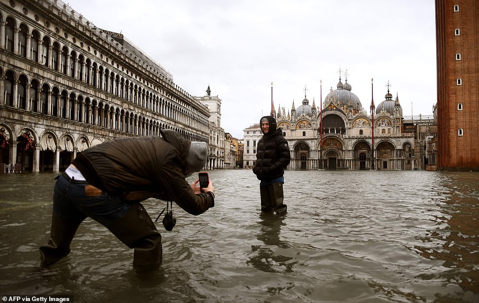 Người dân chụp ảnh giữa Venice ngập nước một cách đầy thích thú