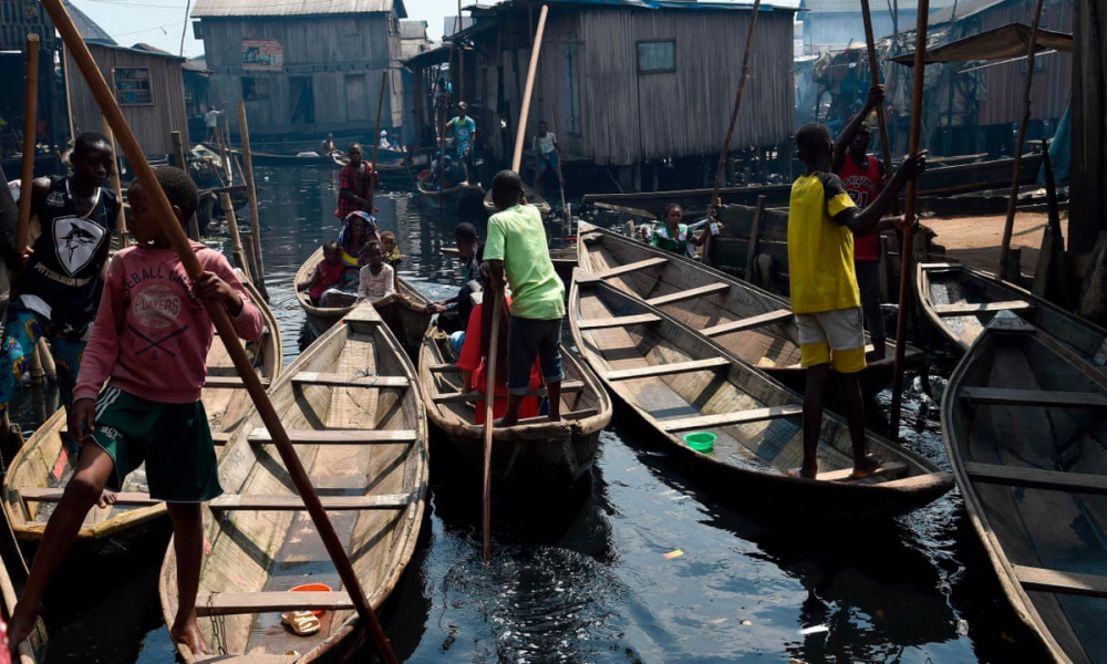 Khu định cư ổ chuột ven sông Makoko ở Lagos, Nigeria. Các nhà vận động phát hiện 67 quốc gia thu nhập thấp đứng trước nguy cơ bị bỏ lại phía sau, khi các nước giàu đã có đầy đủ phương tiện thoát khỏi đại dịch - Ảnh: AFP/Getty Images